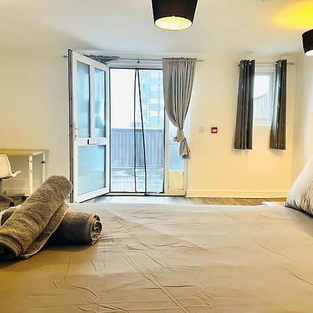 Spacious And Affordable City Center Two Beds Flat สวอนซี ภายนอก รูปภาพ