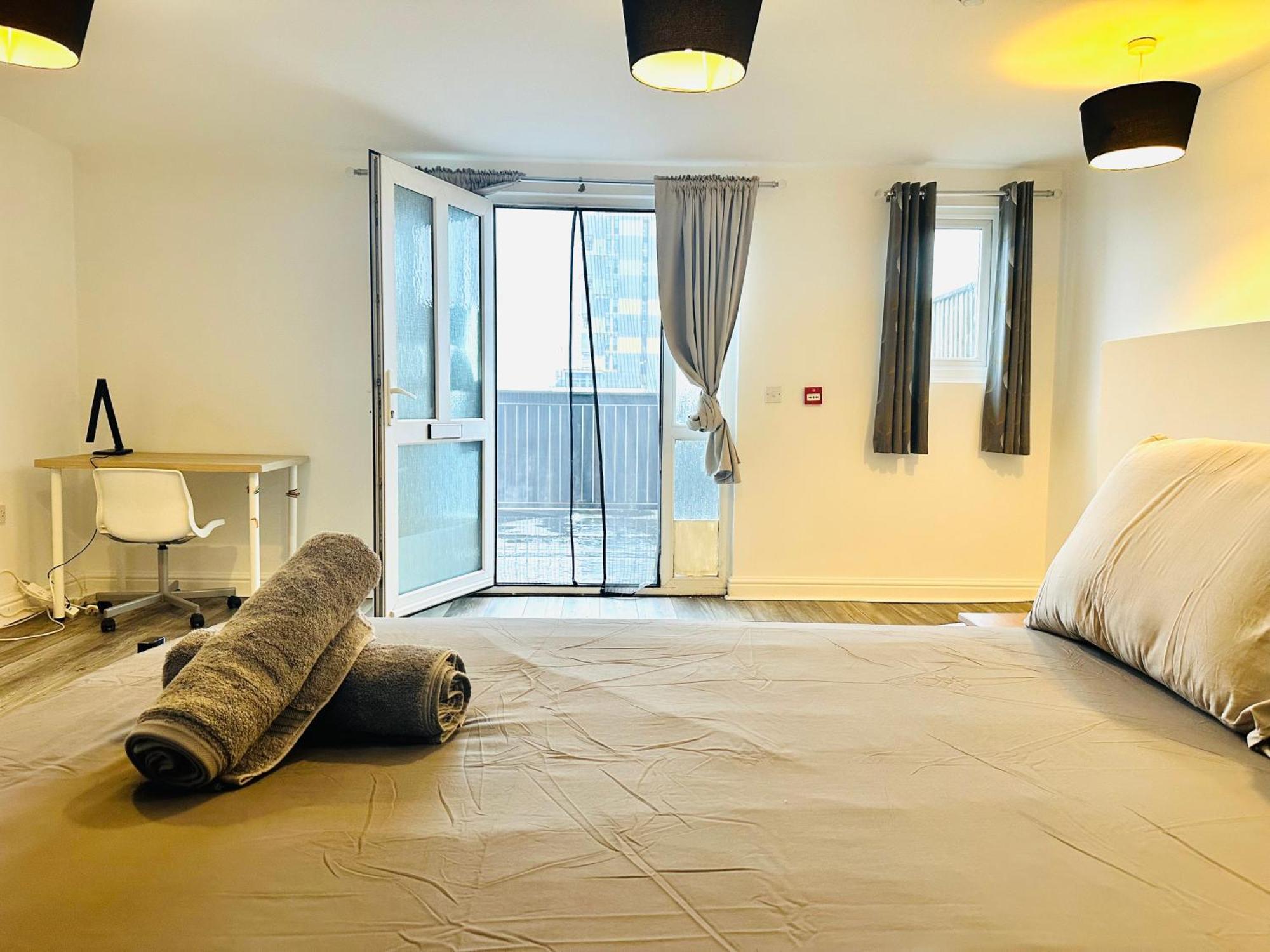 Spacious And Affordable City Center Two Beds Flat สวอนซี ภายนอก รูปภาพ